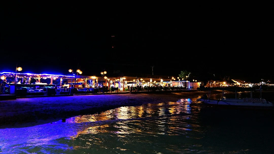 Representative tropical waterfront restaurant for the Crumps Landing Homosassa review