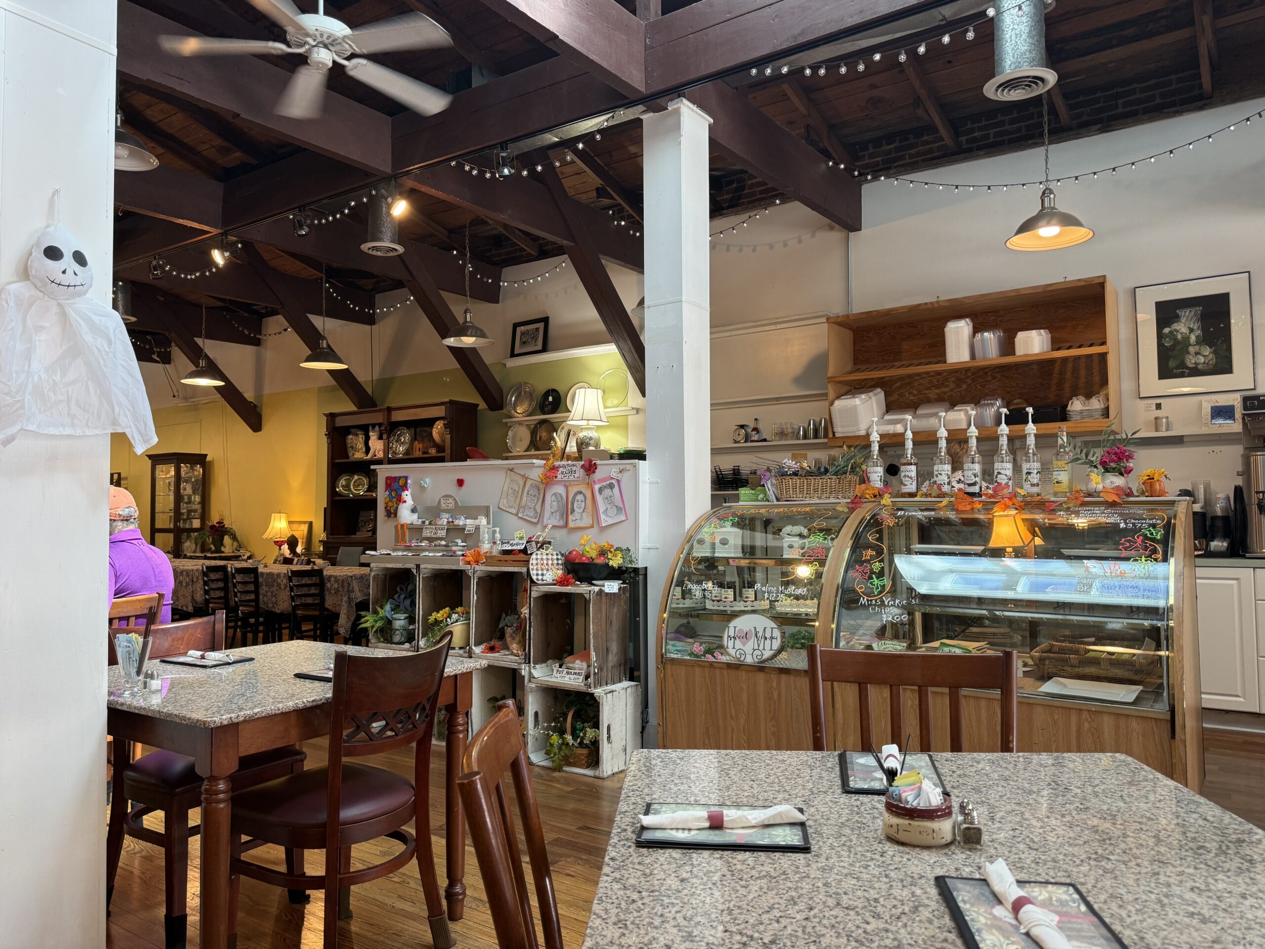 Florida Porch Cafe dining room and counter